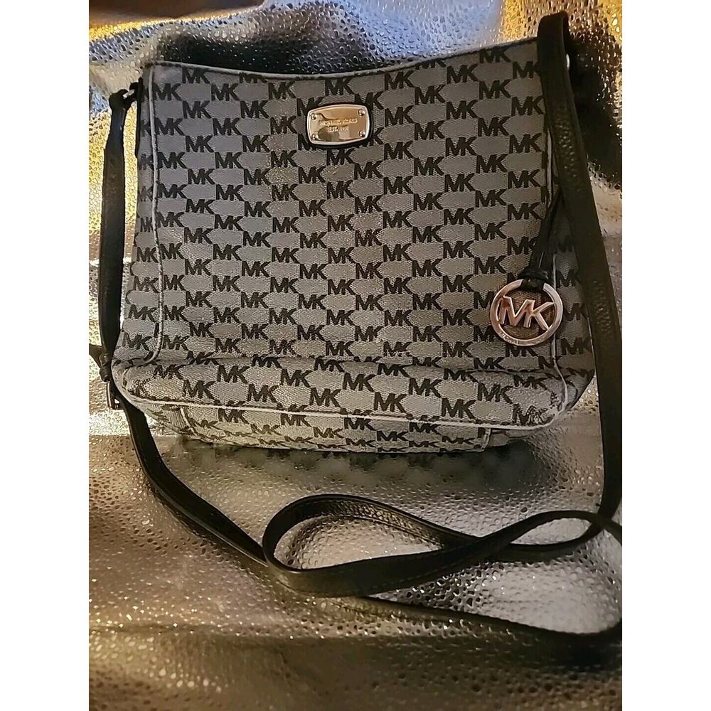MICHAEL KORS Large Messenger PURSE CROSSBODY BAG GRAY Great 4 Travel Used twice